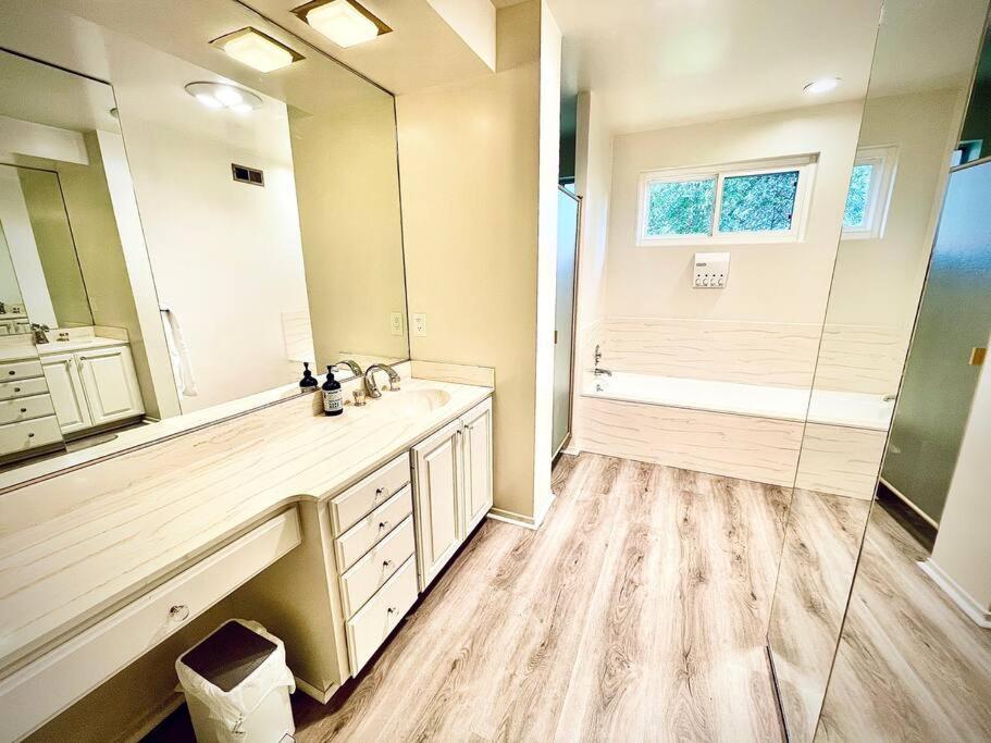 Hébergement de vacances Pacific Dreams At Woodland Hills - 8 Bedroom With Pool & Hot Tub