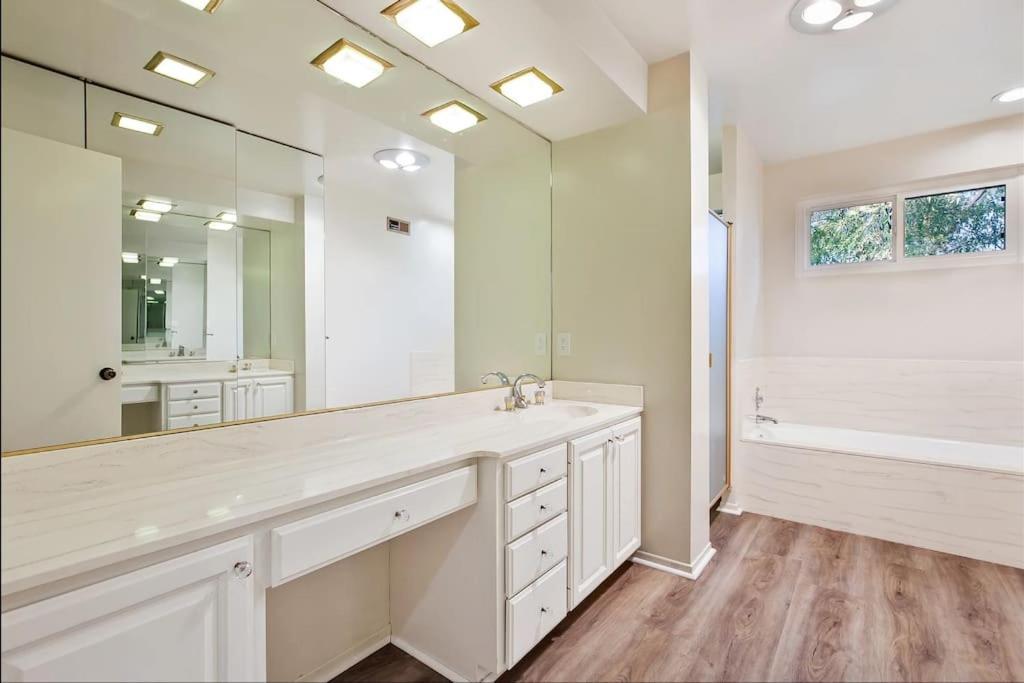 Hébergement de vacances Pacific Dreams At Woodland Hills - 8 Bedroom With Pool & Hot Tub